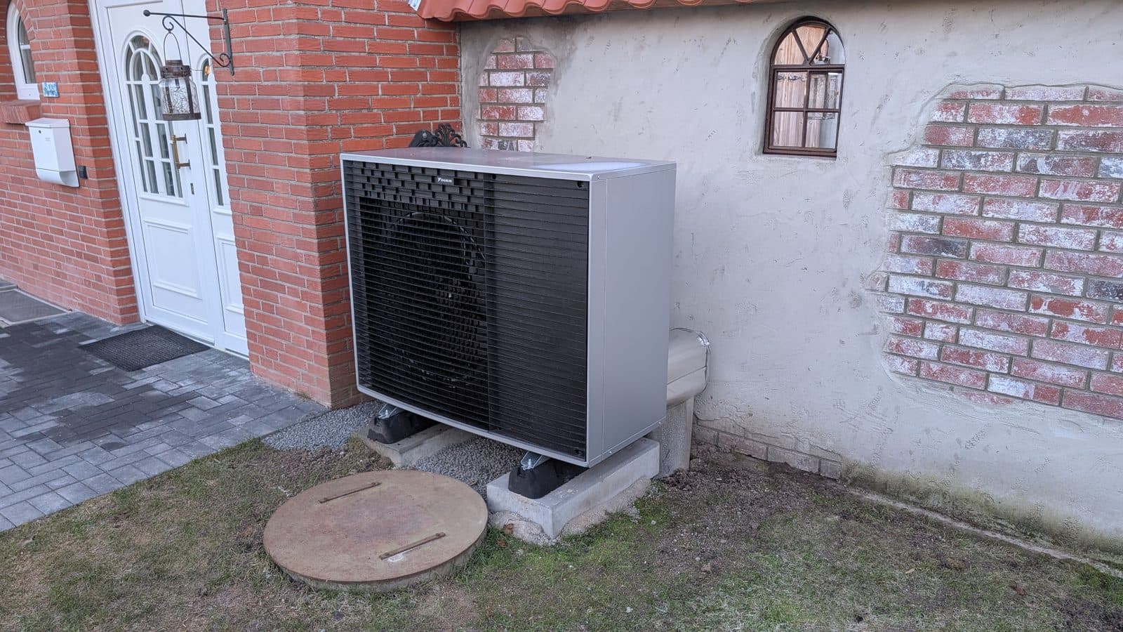 Wärmepumpe an der Hauswand
