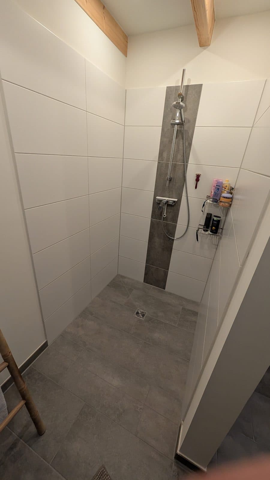 Geflieste Dusche mit Armatur