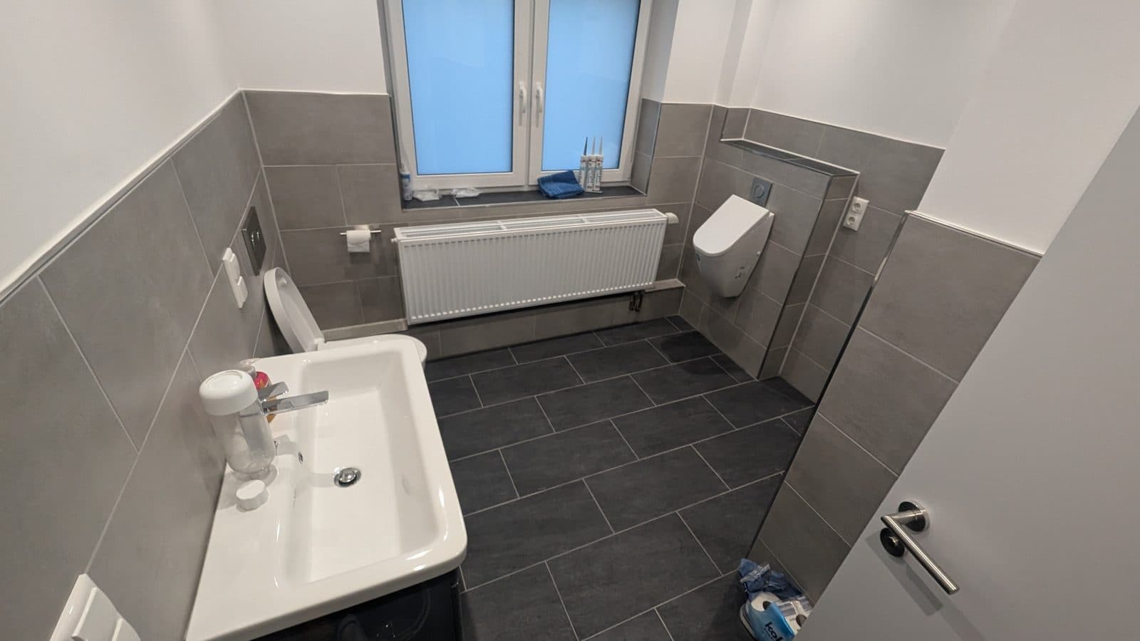 Gäste-WC mit Waschbecken