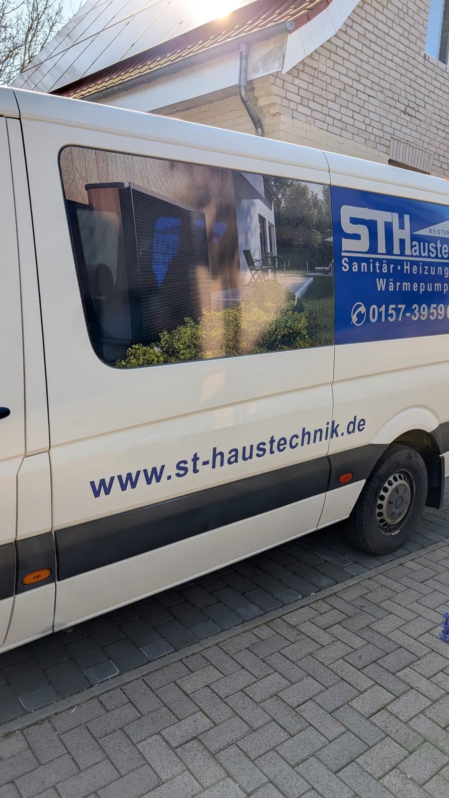 ST-Haustechnik Firmenfahrzeug mit Logo