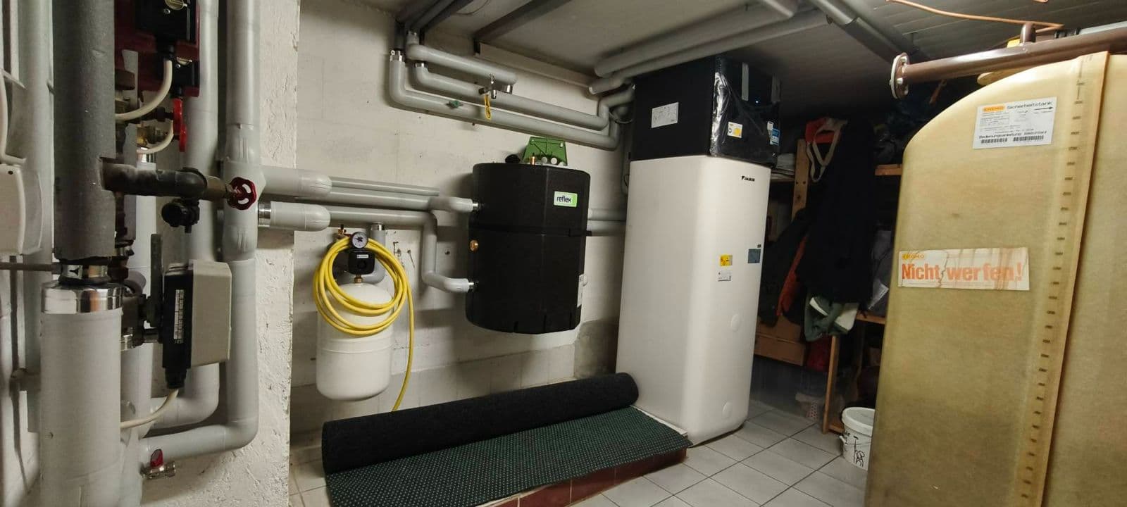 Wärmepumpen-Technik mit Speicher im Heizungsraum