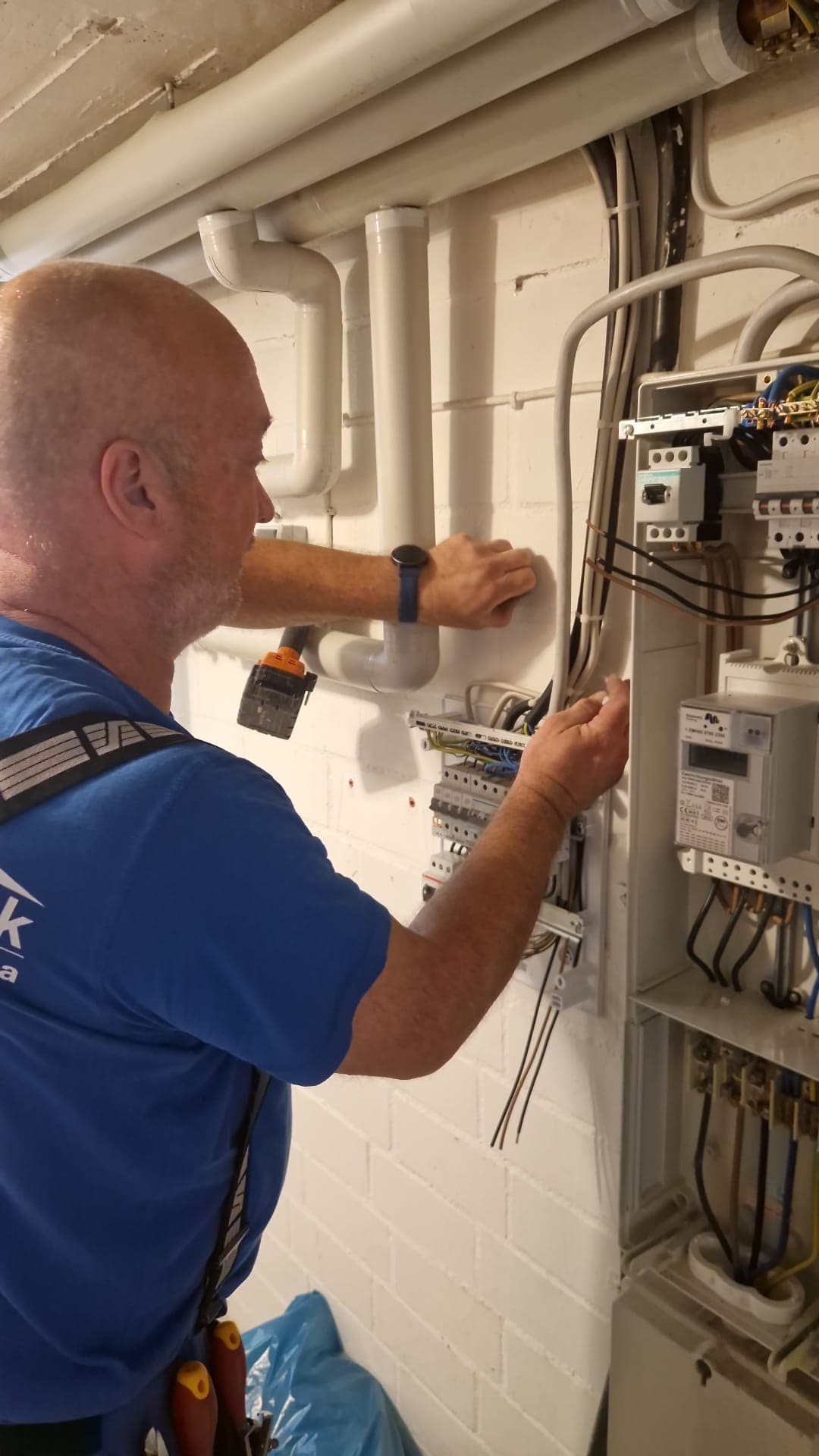 Elektrischer Anschluss der Wärmepumpe durch unseren Monteur