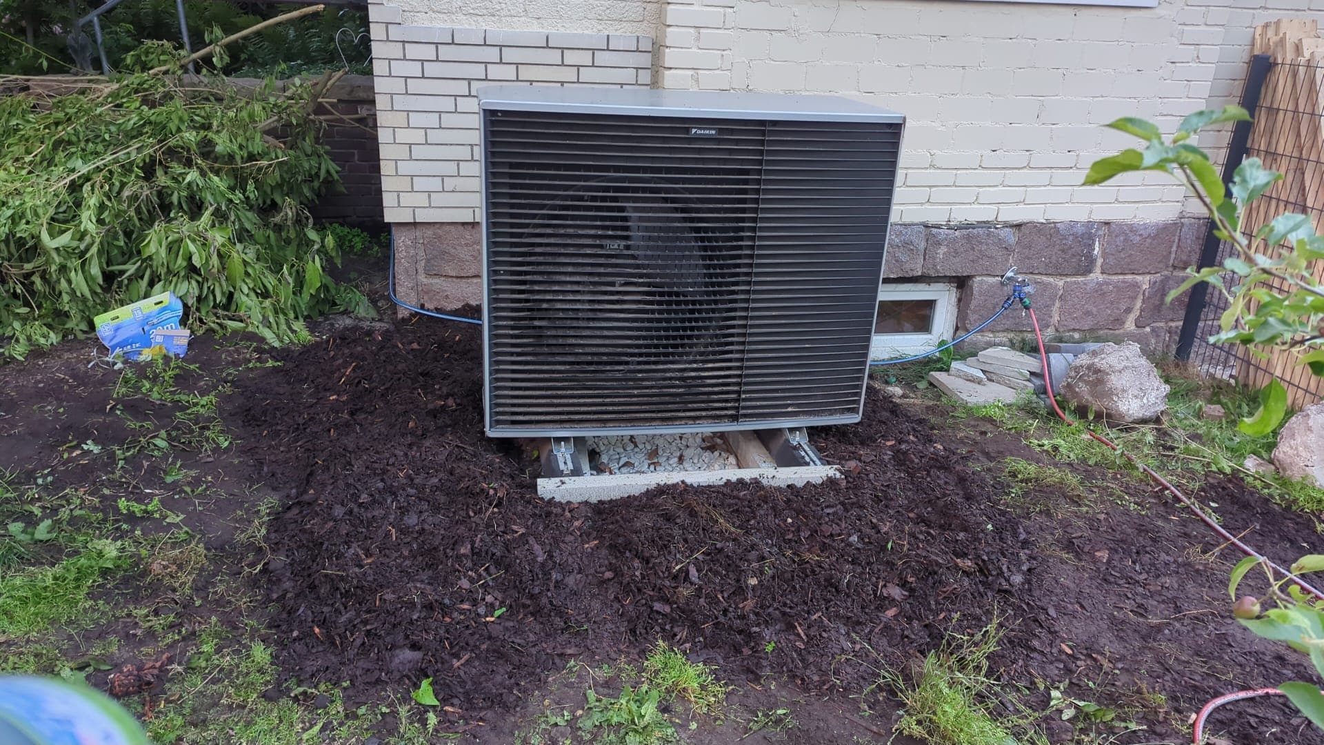 Installierte Daikin-Wärmepumpe im Außenbereich