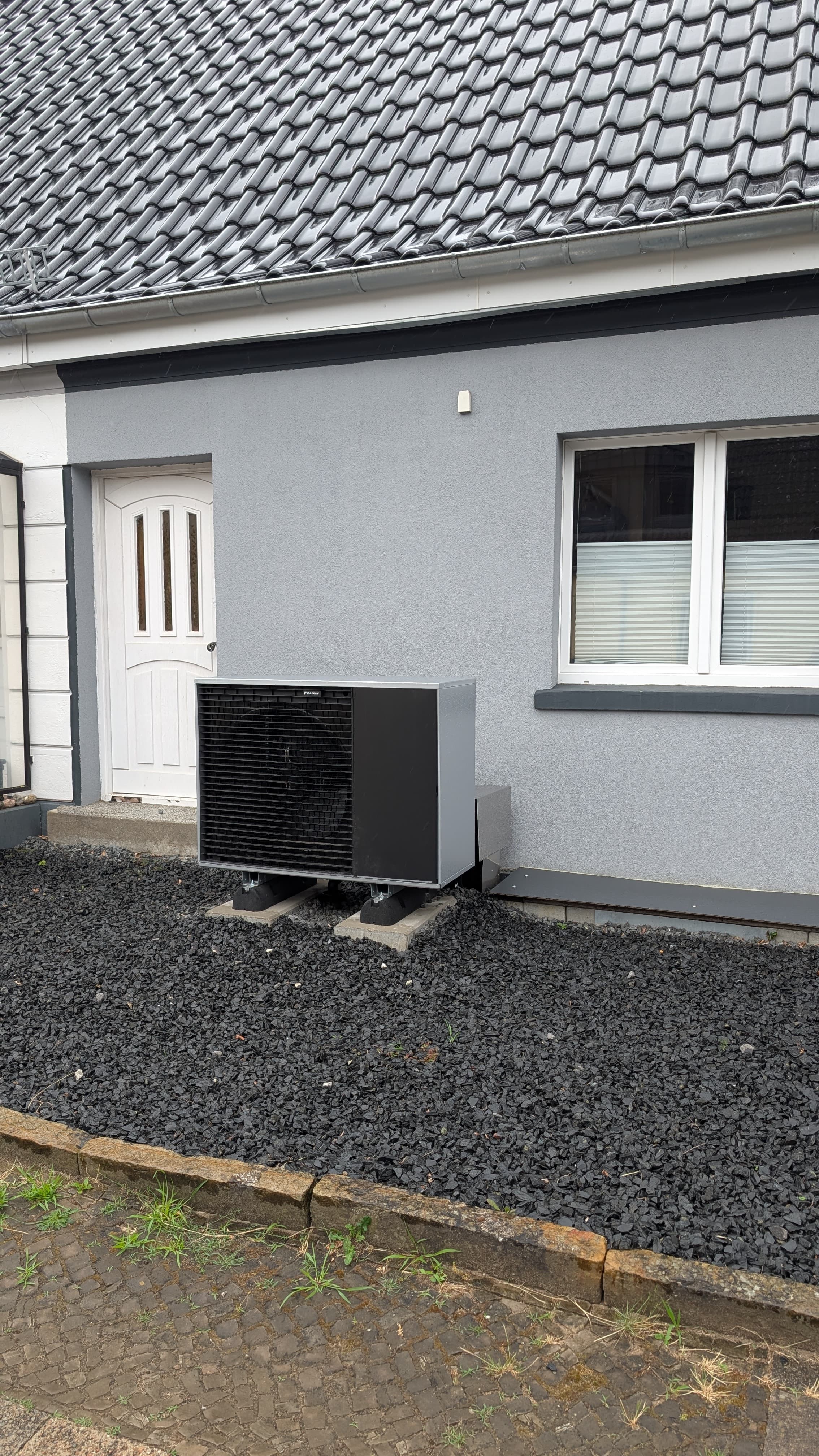 Fertig installierte Daikin-Wärmepumpe an einem Wohnhaus