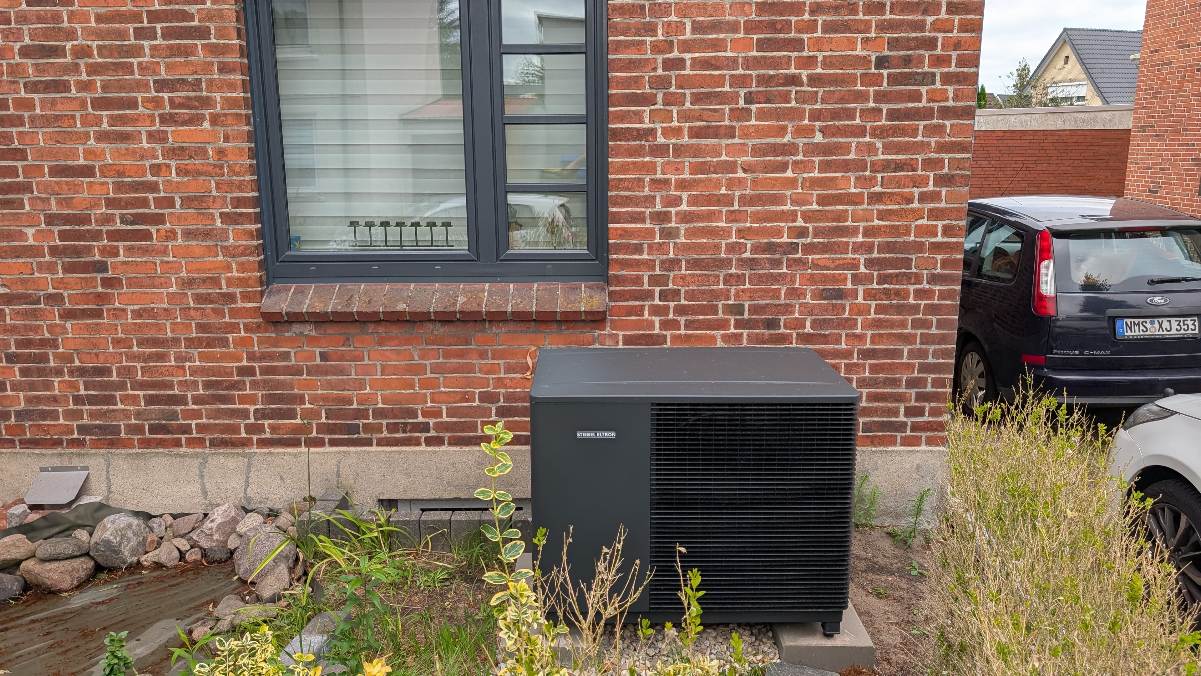 Wärmepumpe (Stiebel Eltron) an einem Klinkerhaus